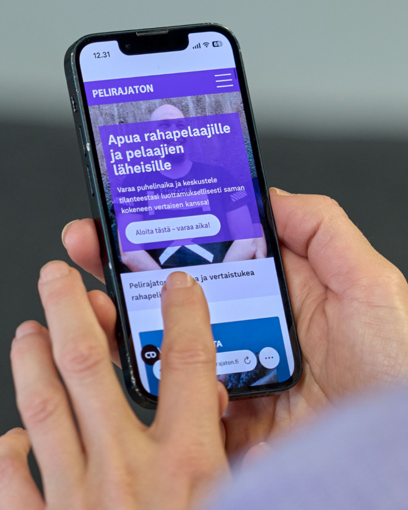 pelirajaton.world etusivu puhelimen näytöllä.