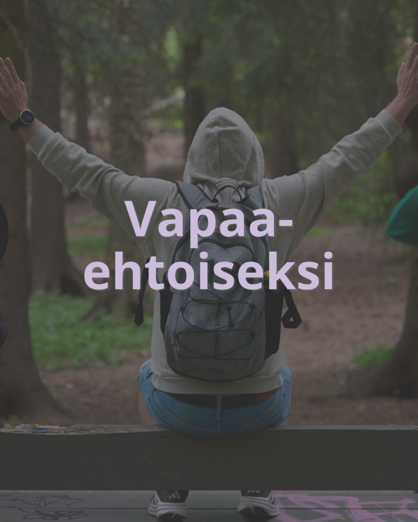 Tuntematon istuu puiston penkillä huppupäässä kamerasta pois päin ja pitää käsiä ylhäällä. Keskellä teksti vapaaehtoiseksi